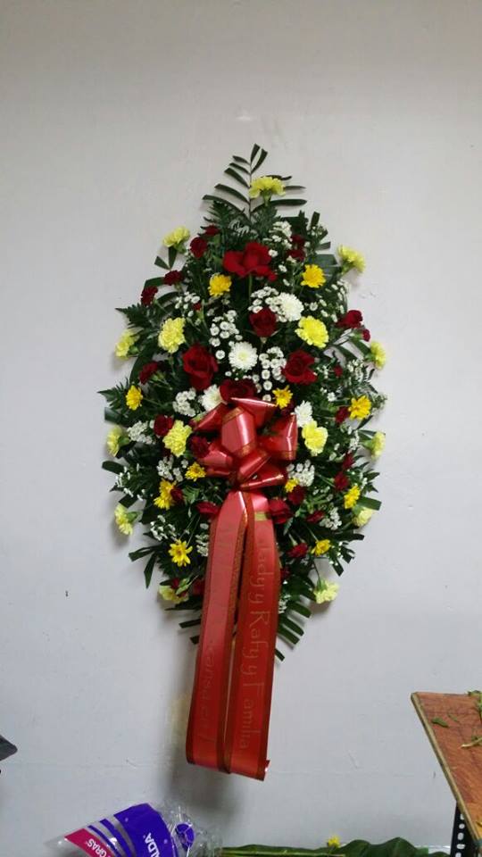 007 Corona Funeral elaborada en Rosas, Claveles, Pompones