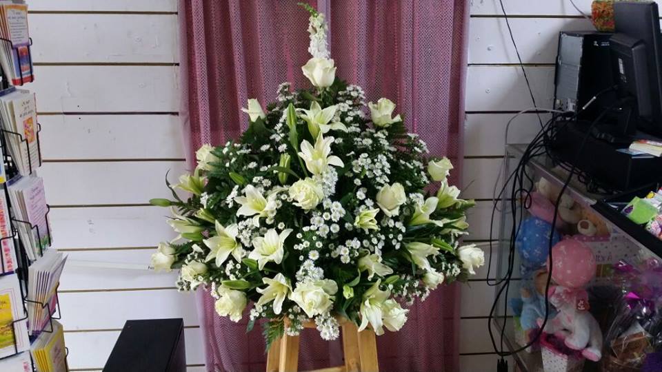 013 Arreglo Funeral Esquina Trabajado en Rosas Blancas y Lirios Blancos