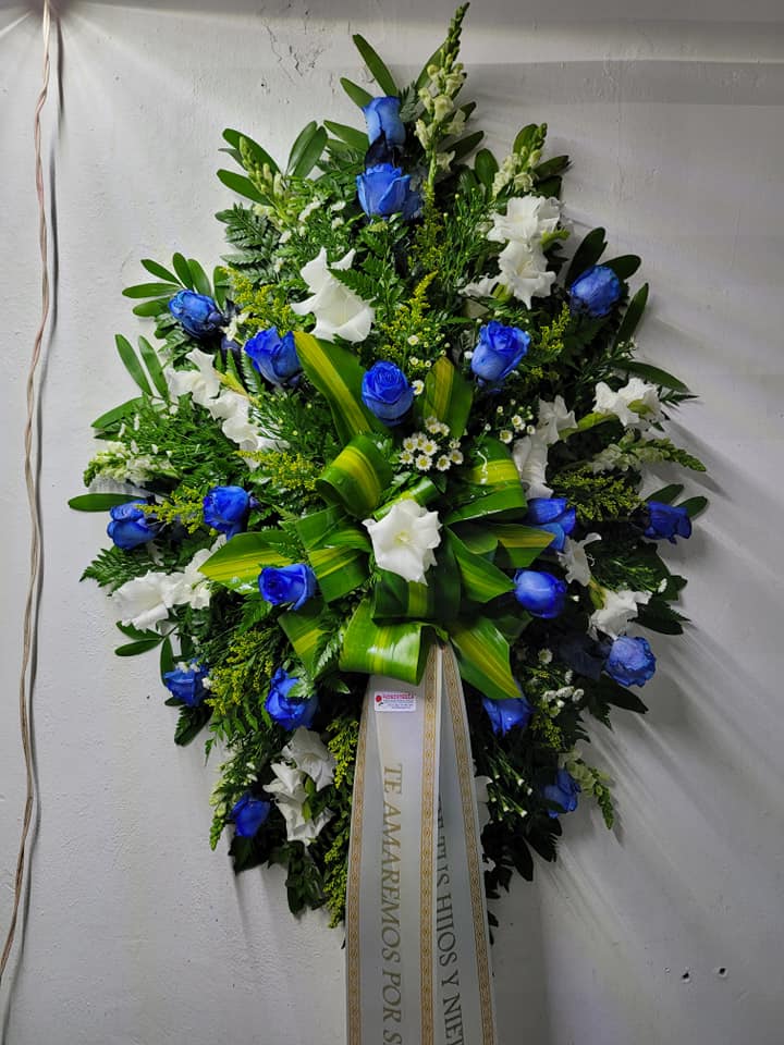 012 Corona Funeral Elegante acompañada de Rosas Azules, Lirios Casa Blanca, Masellanas