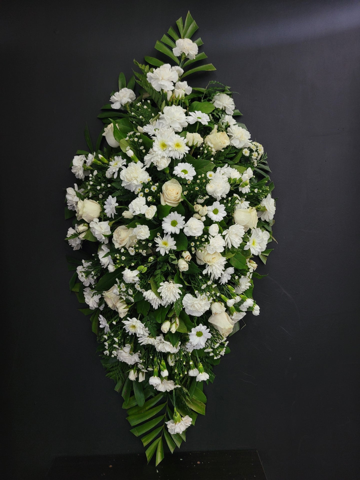 113  Corona Rosas Blancas y claveles